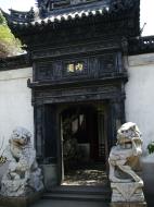 Asisbiz S37 Yu Garden Yu Yang Garden tour guide inner garden entrance Huangpu Shanghai 01