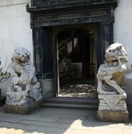 Asisbiz S37 Yu Garden Yu Yang Garden tour guide inner garden entrance Huangpu Shanghai 02