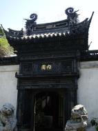 Asisbiz S37 Yu Garden Yu Yang Garden tour guide inner garden entrance Huangpu Shanghai 03