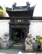 Asisbiz S37 Yu Garden Yu Yang Garden tour guide inner garden entrance Huangpu Shanghai 05