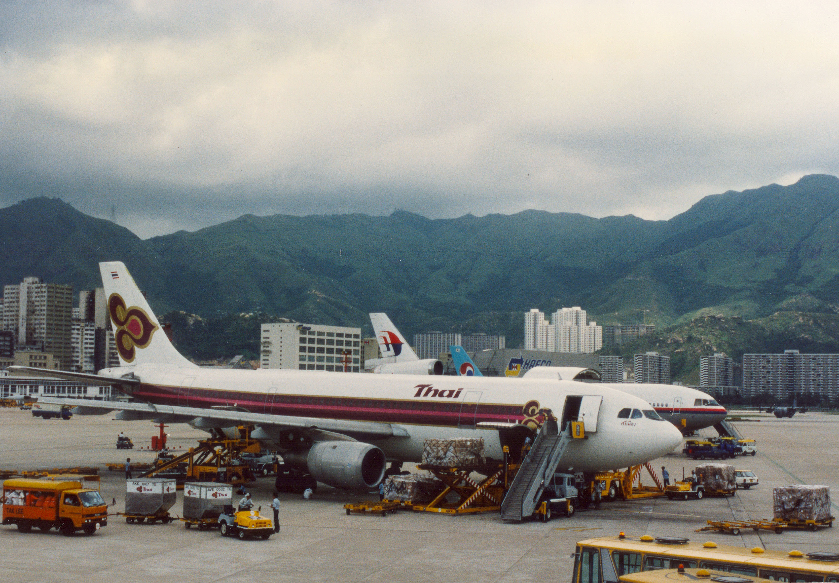 Asisbiz Kai Tak Airport Thai International Hong Kong 1988 01