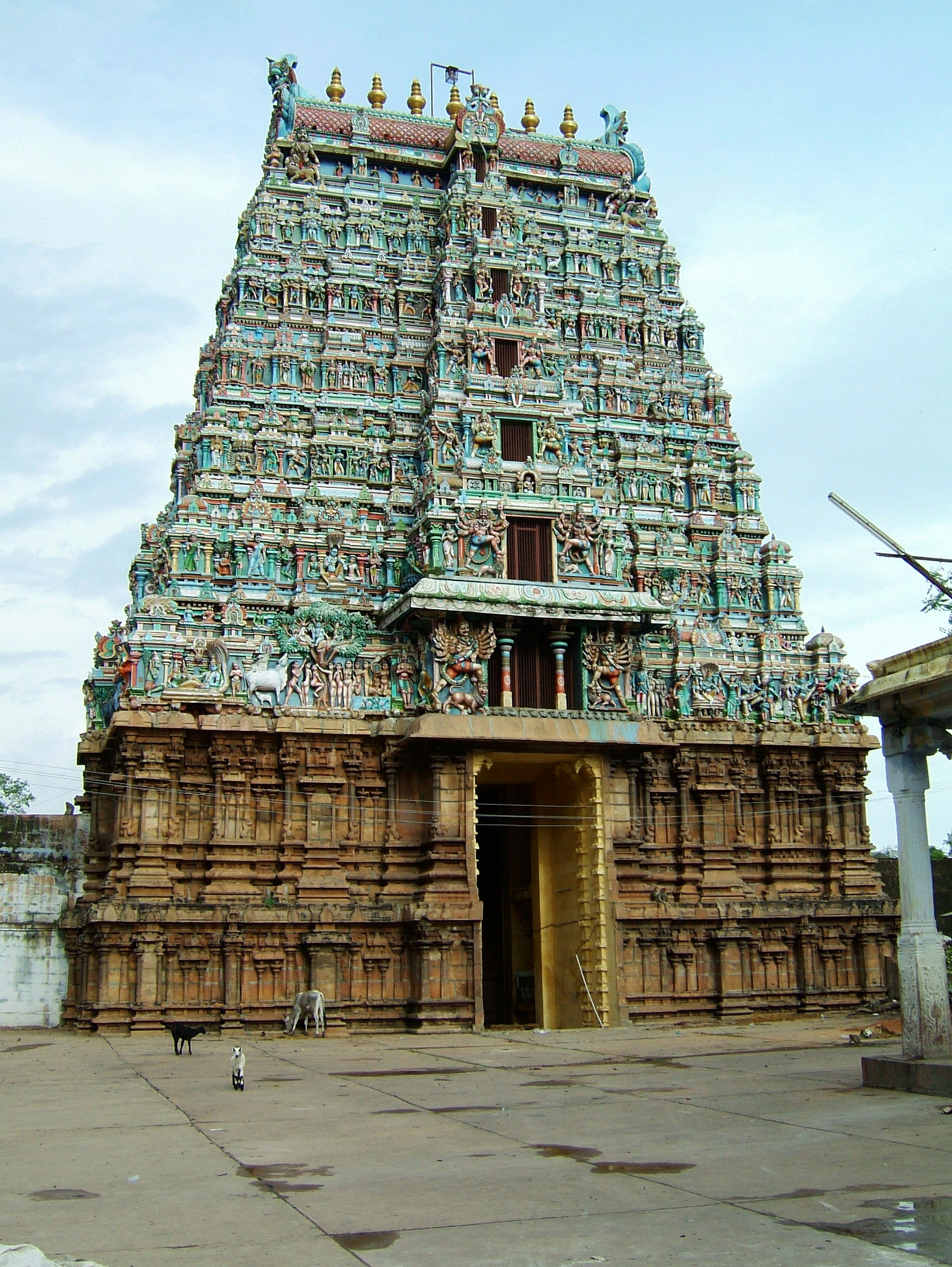 Madurai Alagar Kovil Temple main entrance India May 2004 01