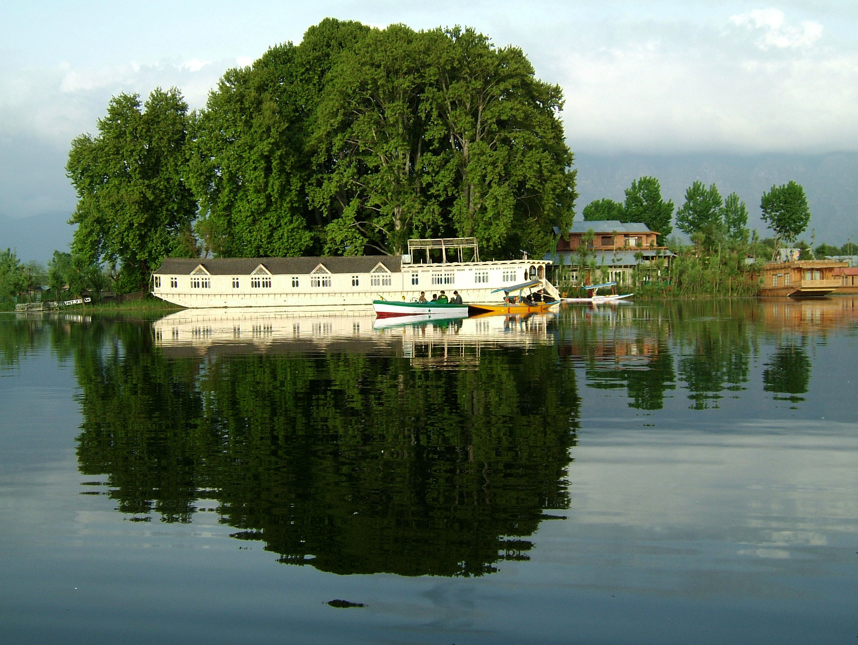 Kashmir Srinagar Dal lake panoramic views India India Apr 2004 005
