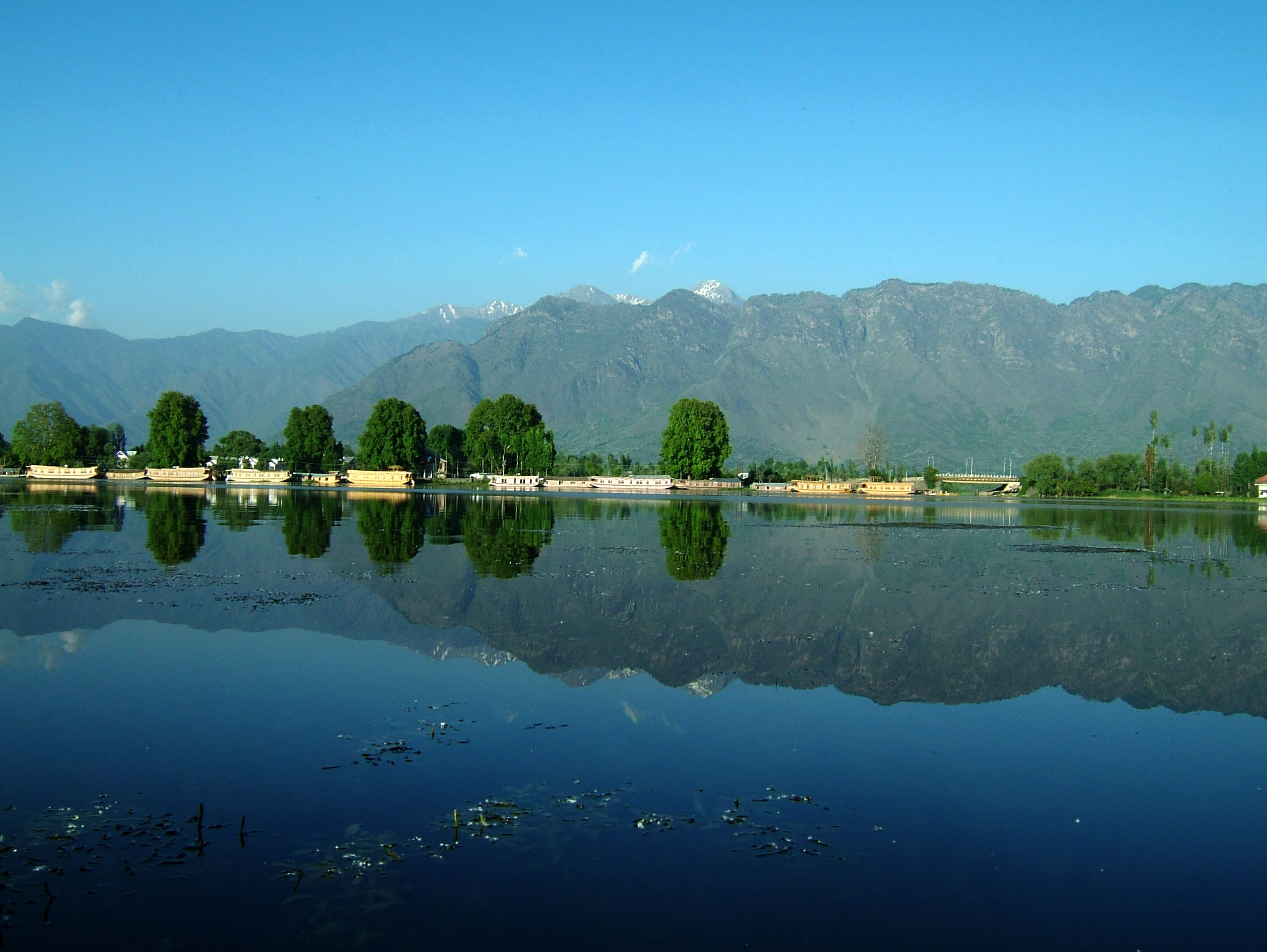 Kashmir Srinagar Dal lake panoramic views India India Apr 2004 047