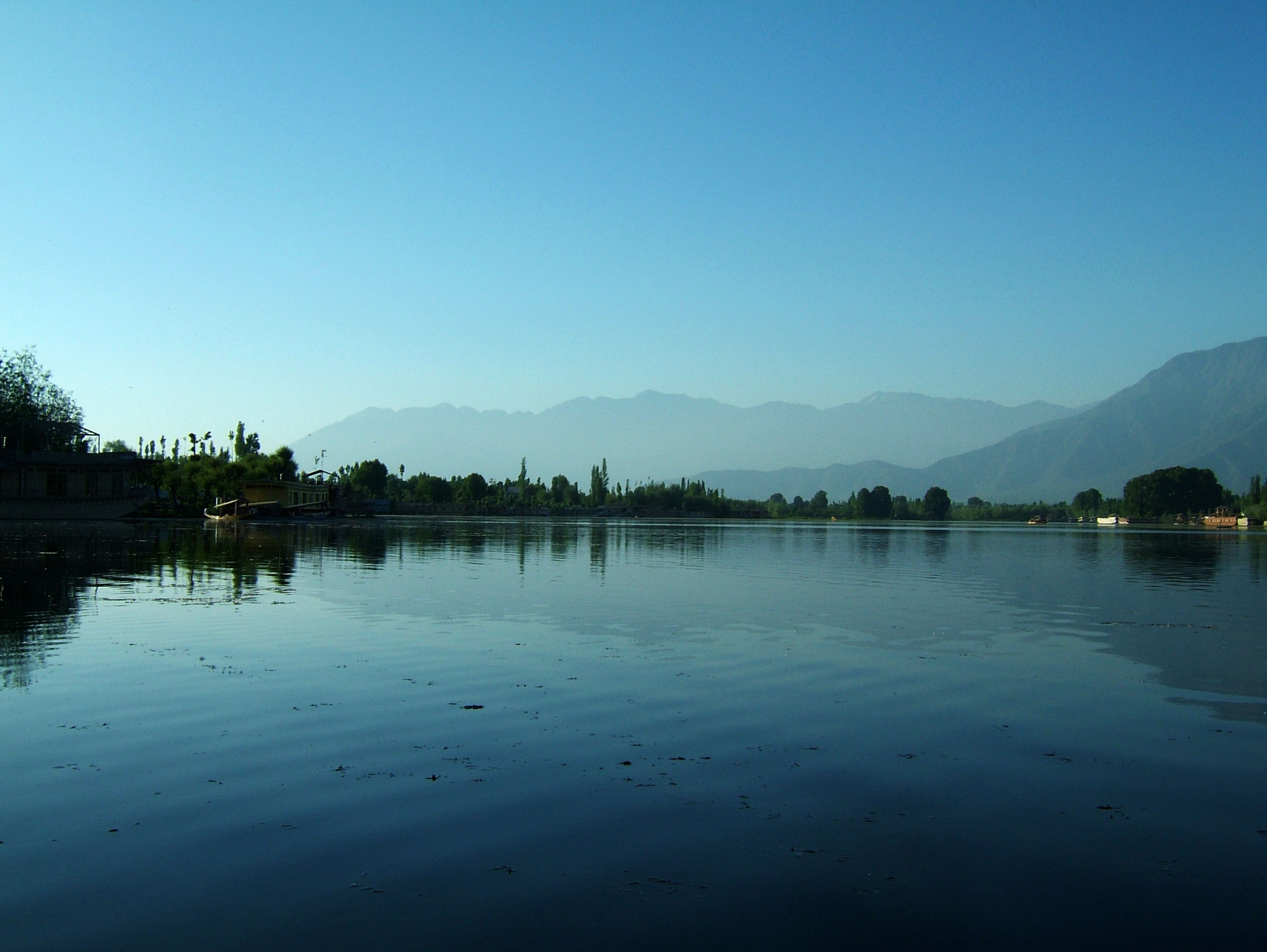 Kashmir Srinagar Dal lake panoramic views India India Apr 2004 049