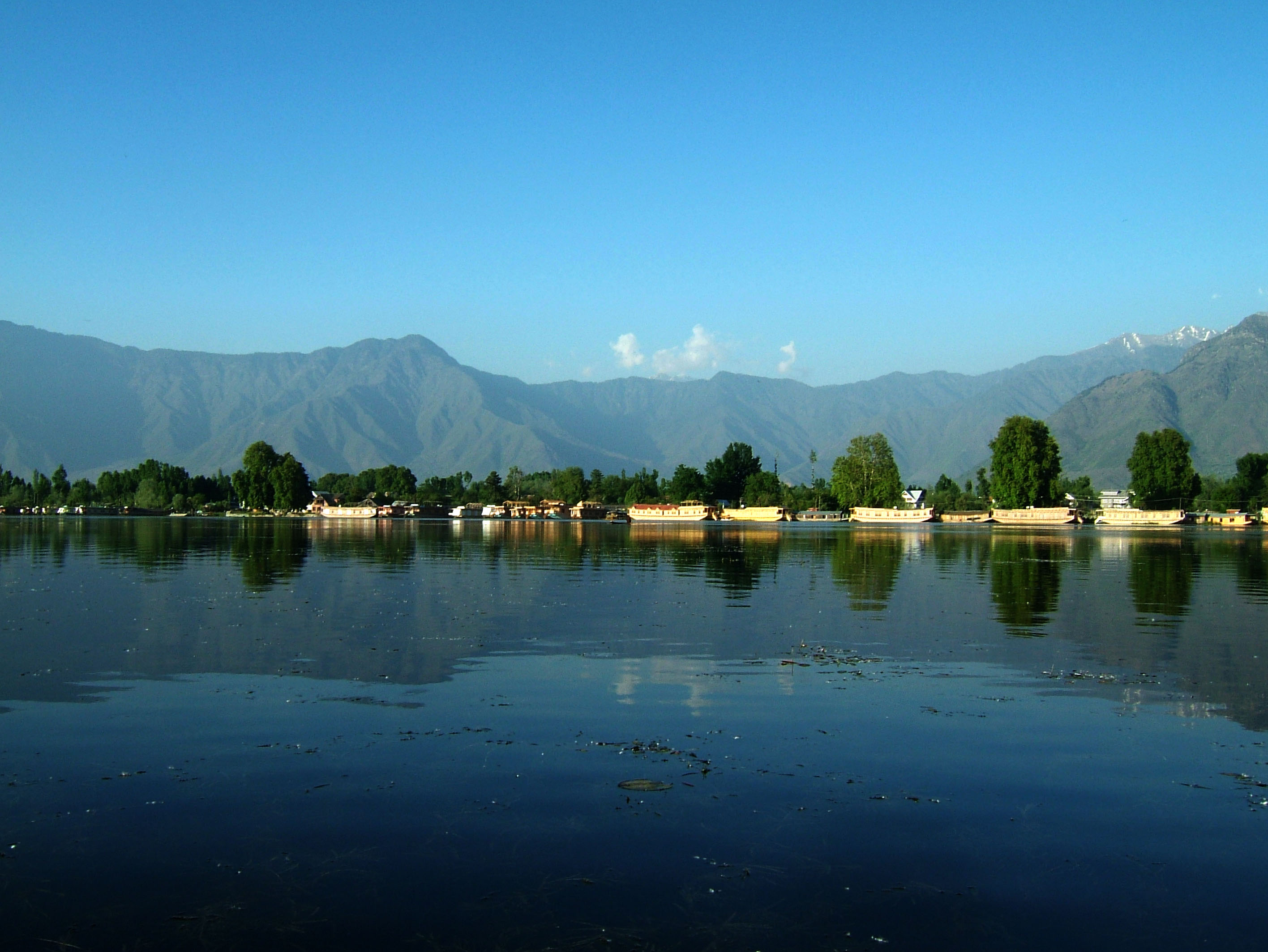 Kashmir Srinagar Dal lake panoramic views India India Apr 2004 051