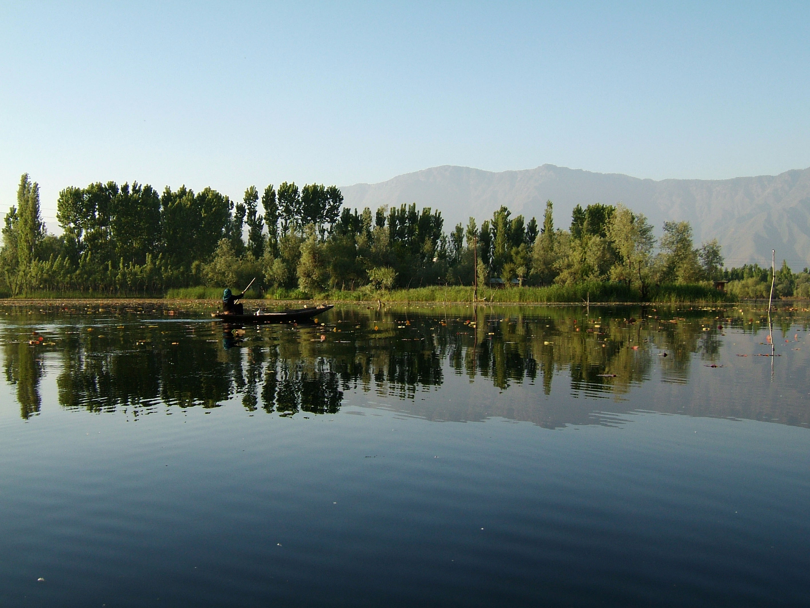Kashmir Srinagar Dal lake panoramic views India India Apr 2004 053