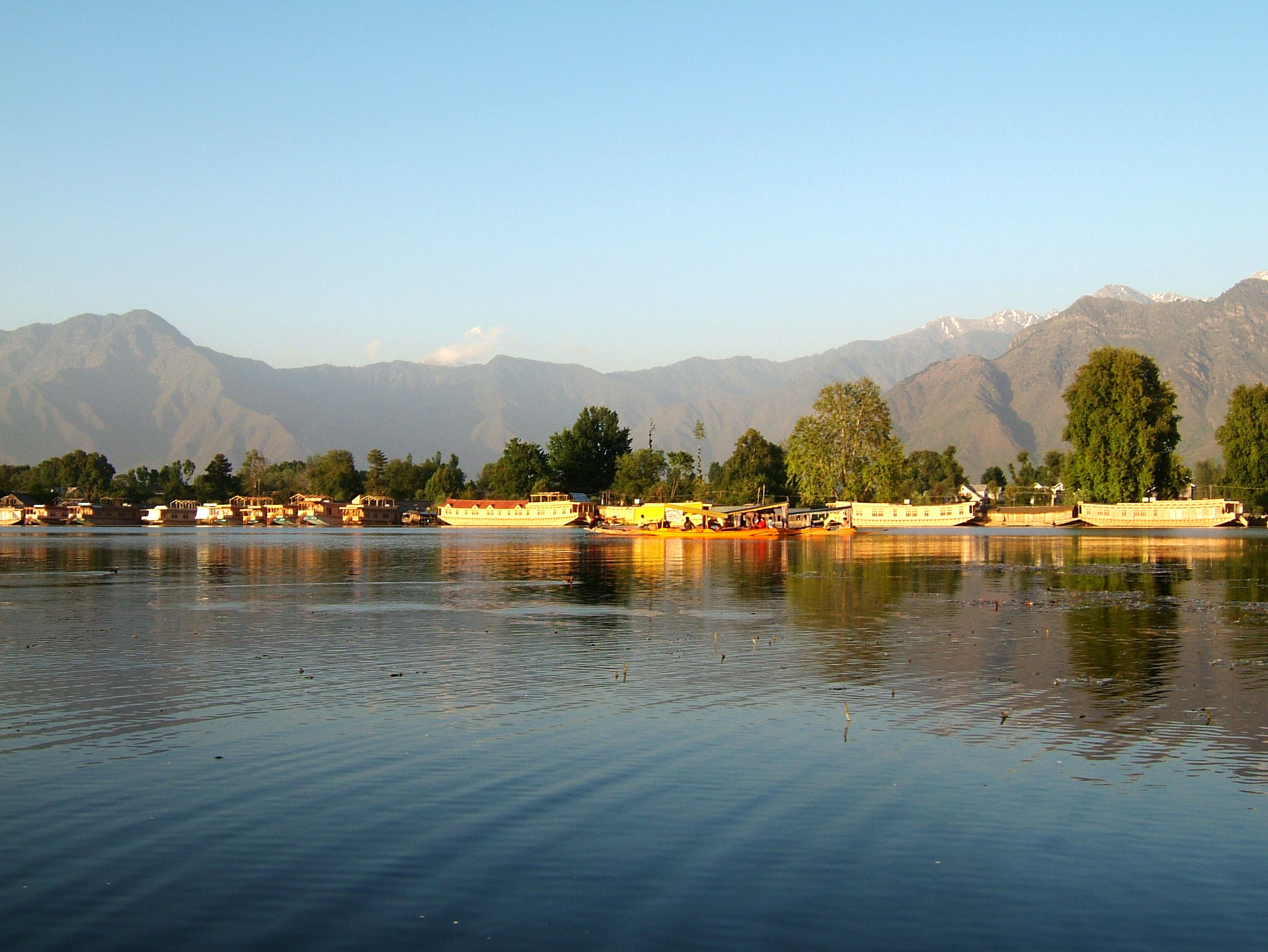 Kashmir Srinagar Dal lake panoramic views India India Apr 2004 061