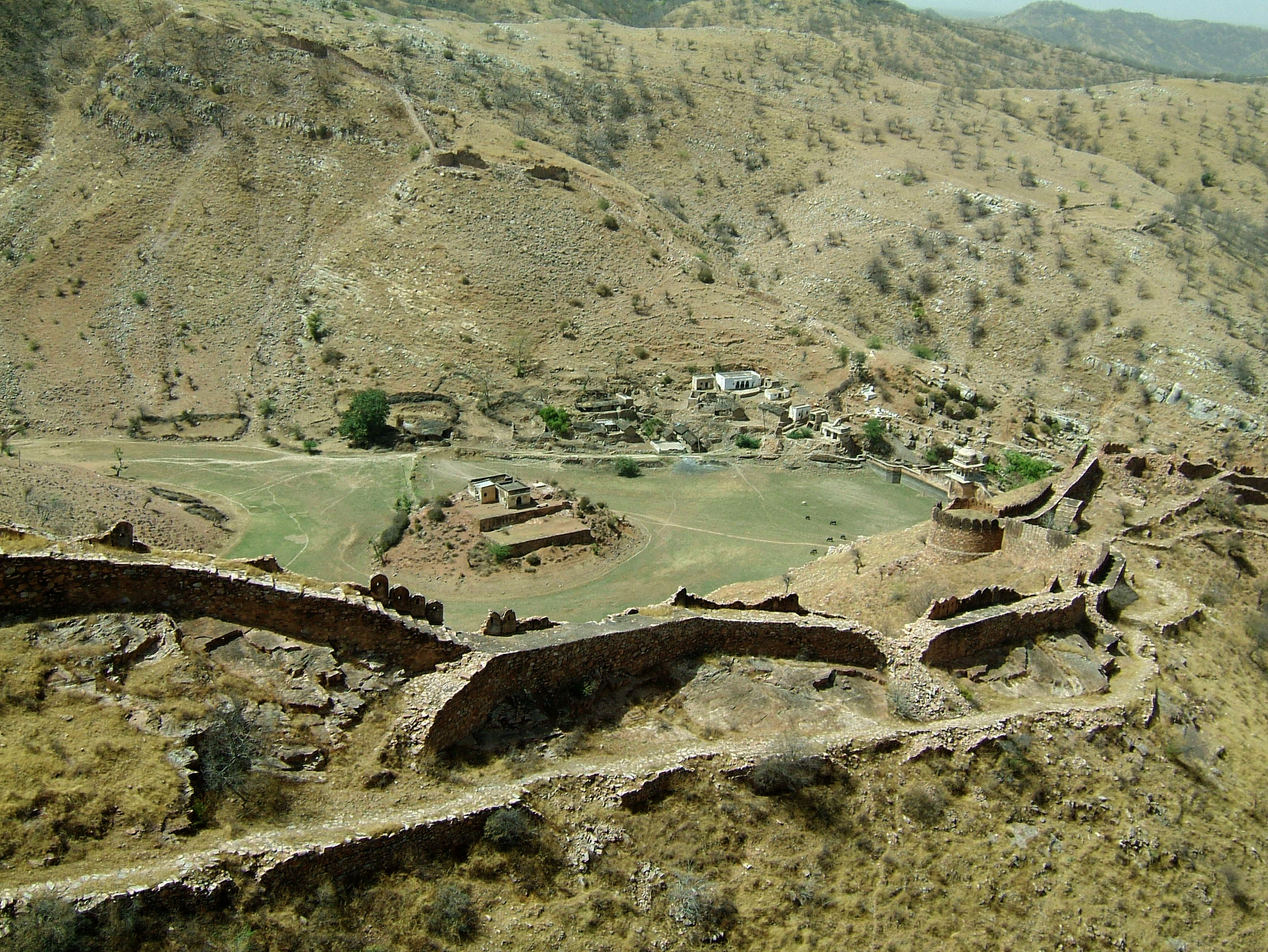 Rajasthan Jaipur Jaigarh Fort Jaivana cannon India Apr 2004 07