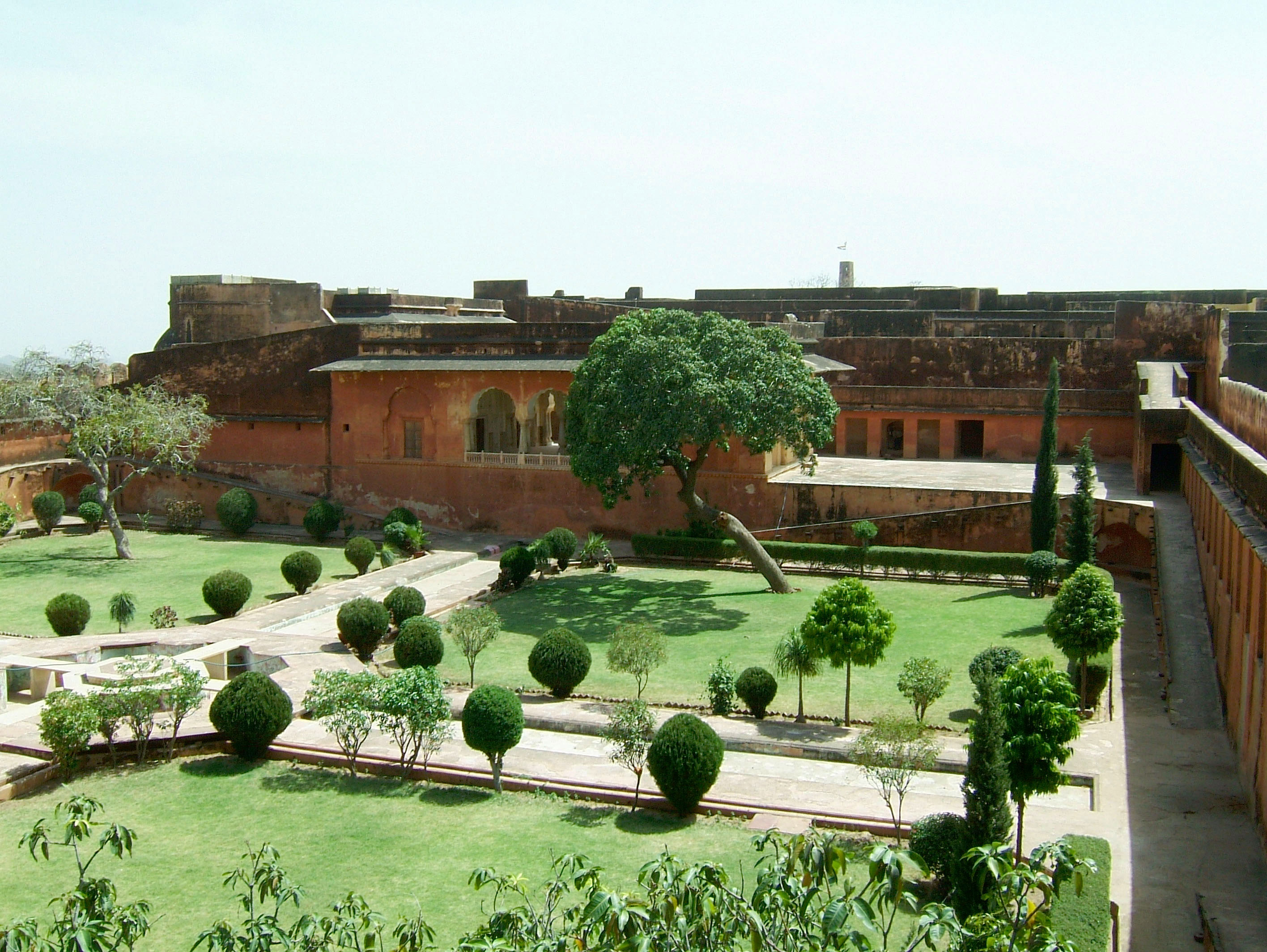 Rajasthan Jaipur Jaigarh Fort compound India Apr 2004 02