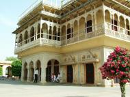 Asisbiz Rajasthan Jaipur City Palace compound India Apr 2004 04