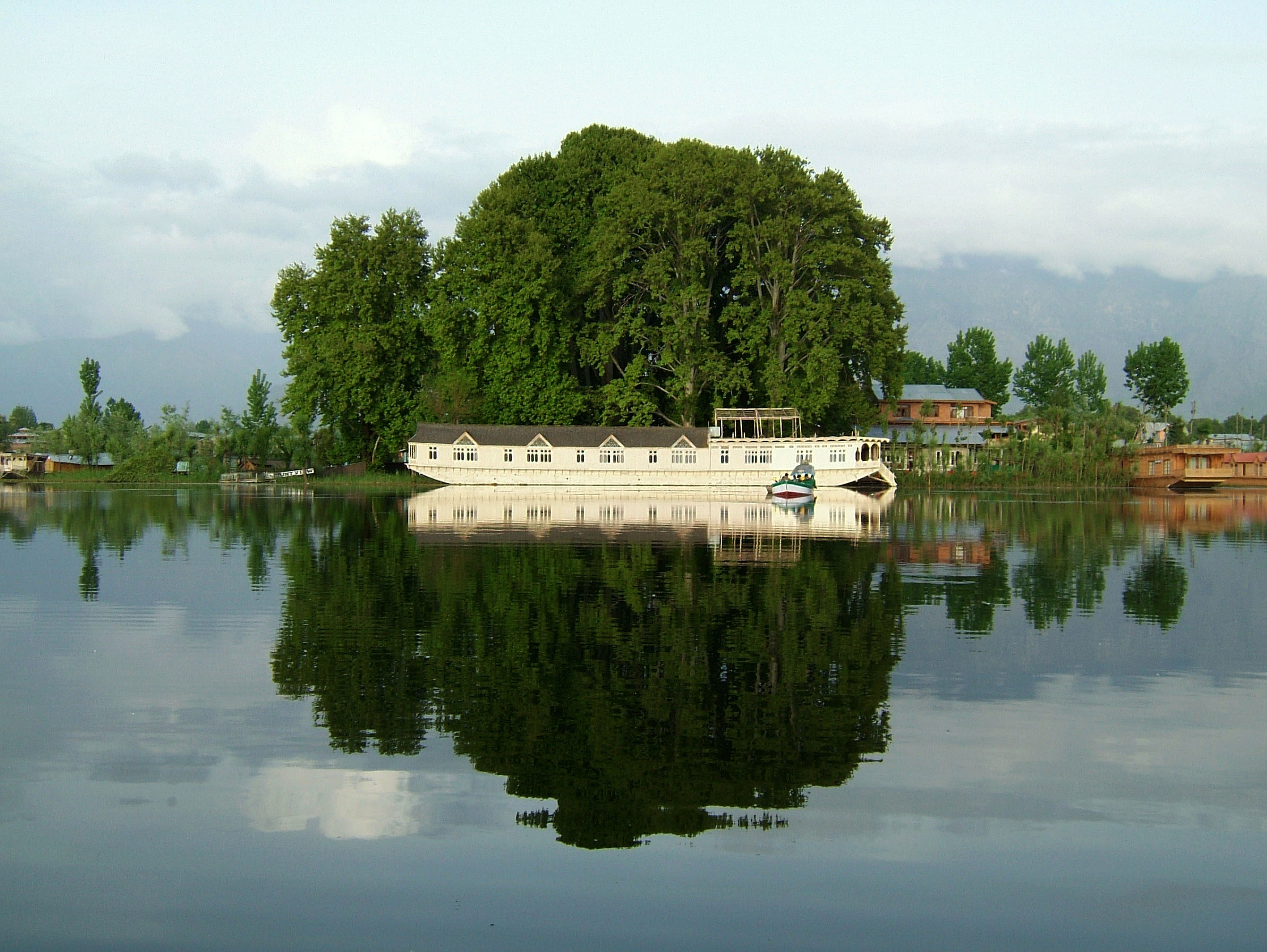 Kashmir houseboats Srinagar Dal lake India Apr 2004 01