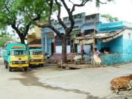 Asisbiz Madurai Tiruparankunram Murugan Temple side streets India May 2004 03