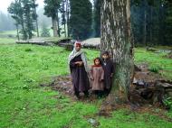 Asisbiz Kashmir Pahalgam Valley villagers India Apr 2004 03