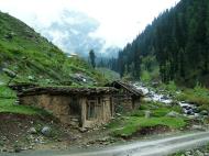Asisbiz Kashmir Pahalgam Valley villagers homes India Apr 2004 02