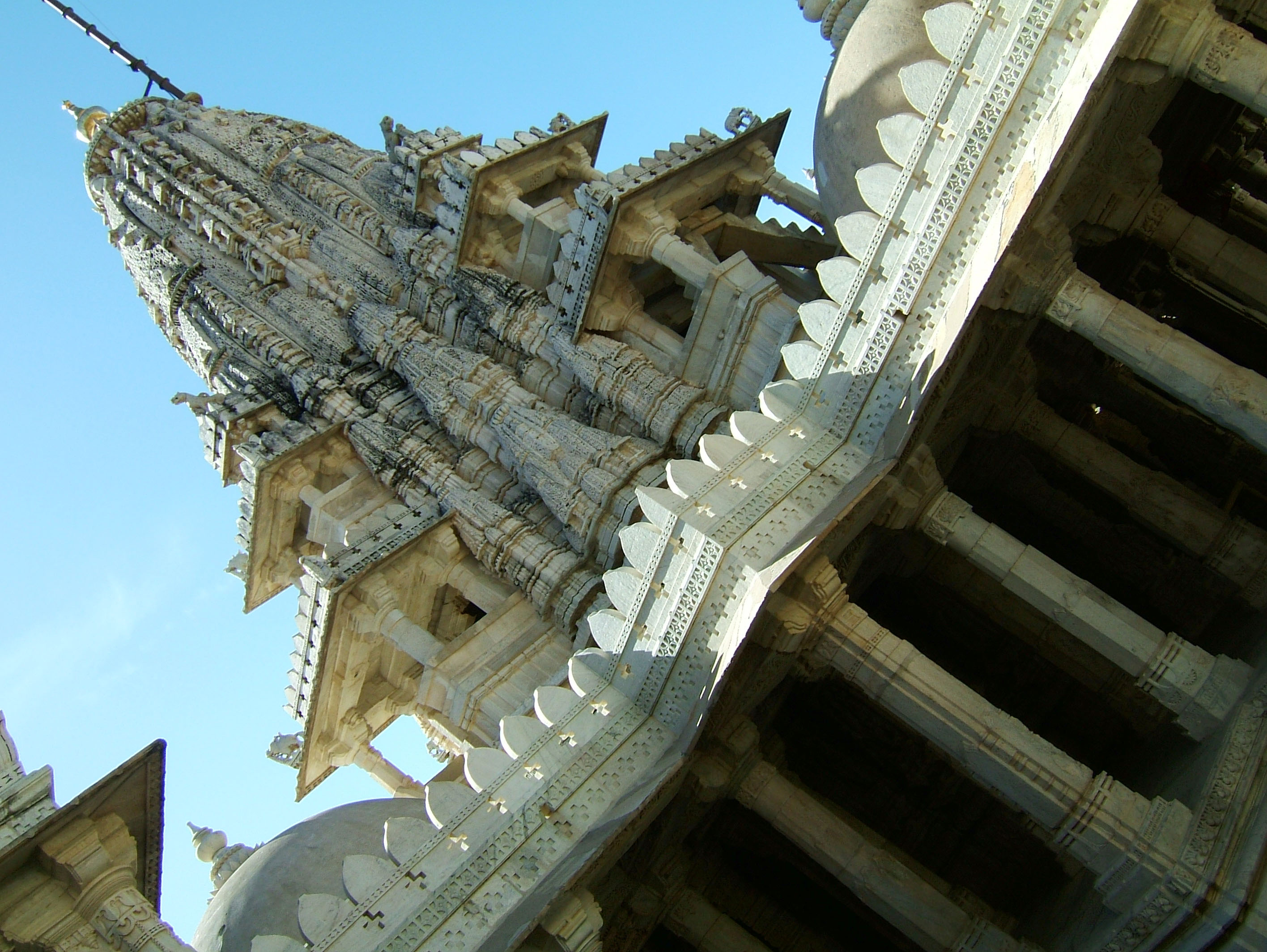 Ranakpur Jain Marble Temple main pillar India Apr 2004 01