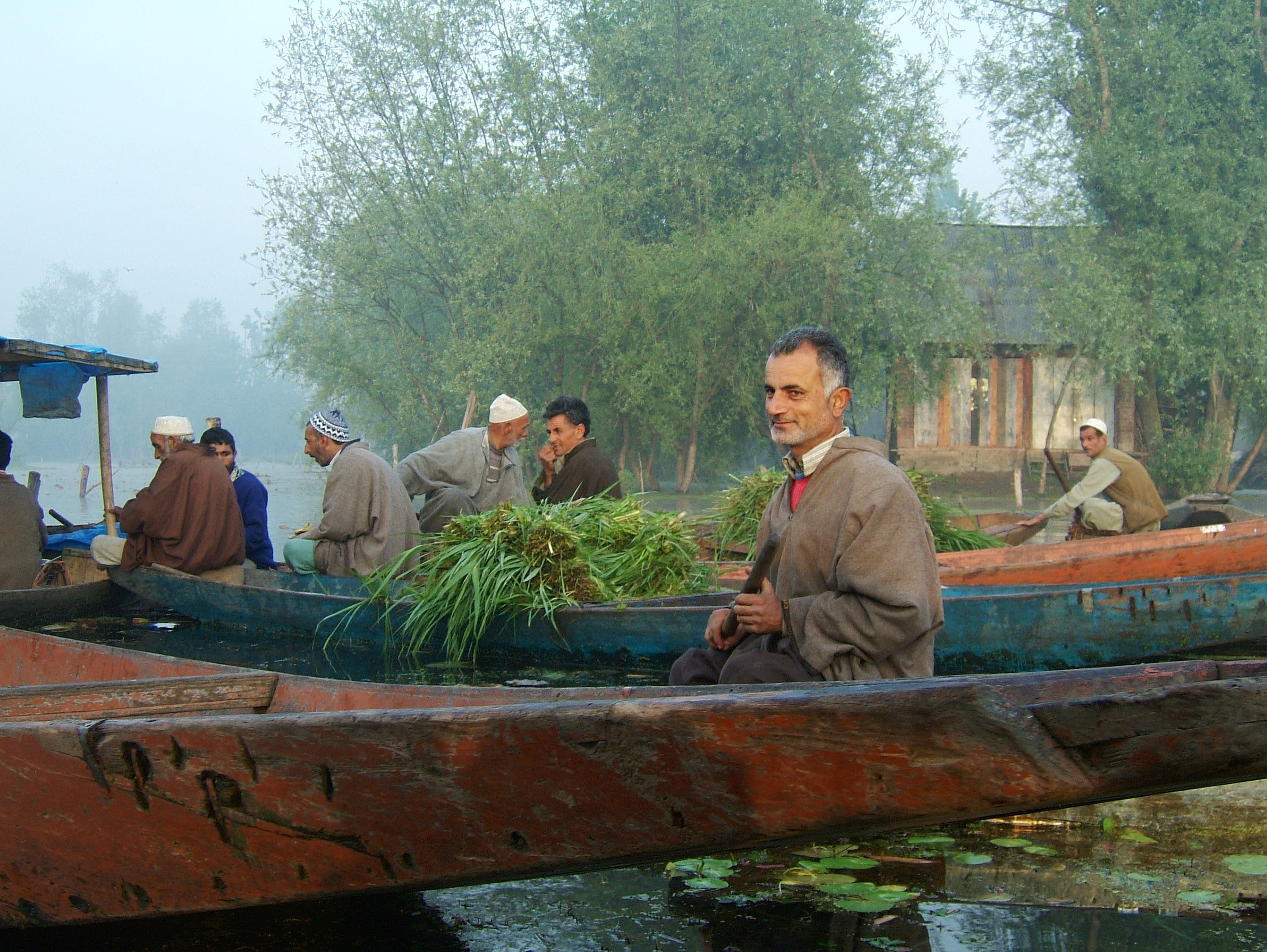 Srinagar floating vegetable market Mal Canal India Apr 2004 32