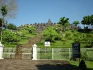 Asisbiz Java Yogyakarta Yogya Borobudur Pagoda Enterance Aug 2000 03