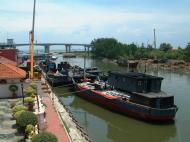 Asisbiz Malacca Canals Mar 2001 02