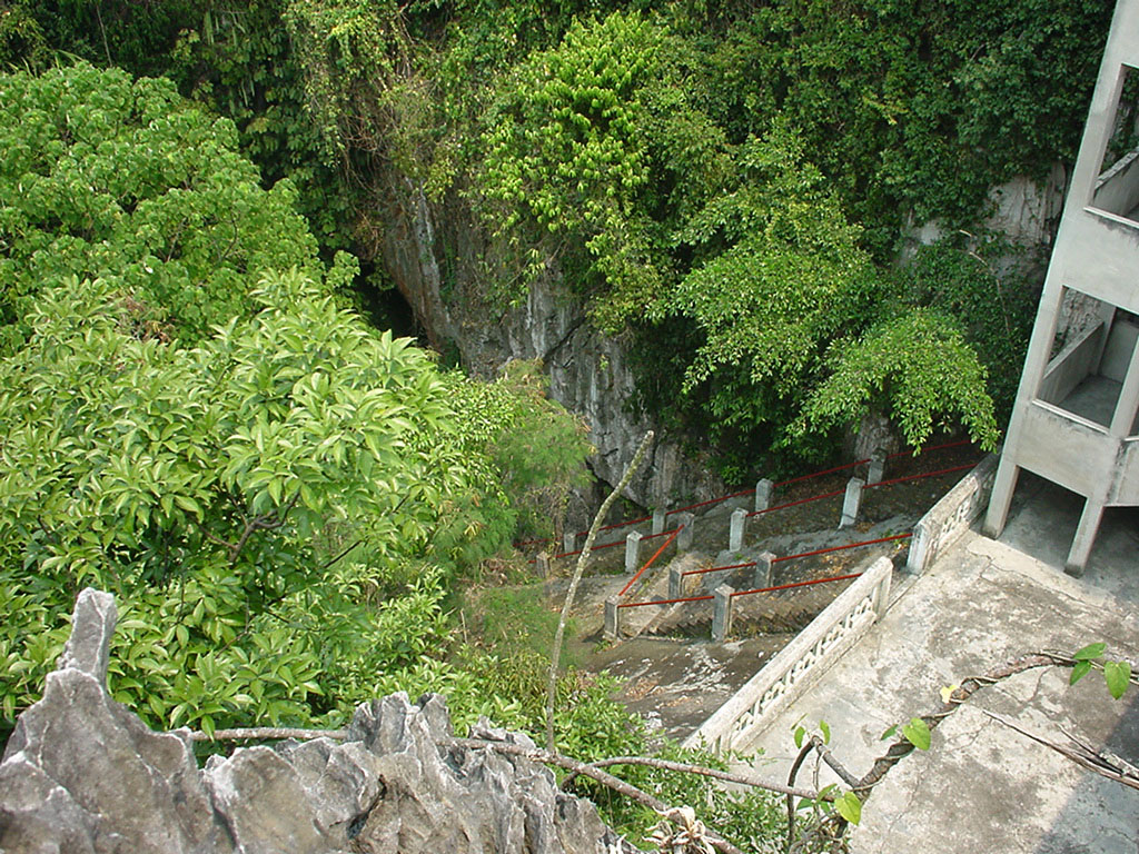 Ipoh San Bao Dong cave Buddhist temple Stairs Jul 2000 02