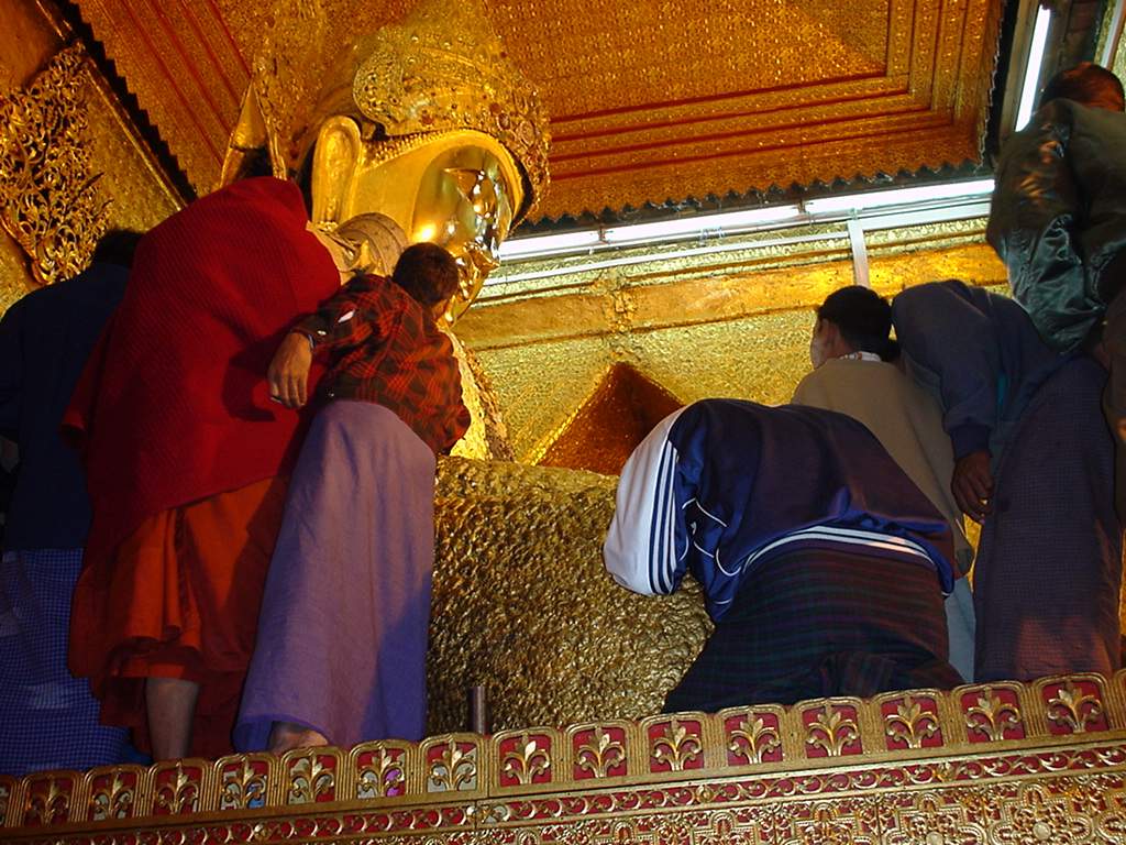 Mahamuni Buddha Maha Myat Muni Paya Dec 2000 01