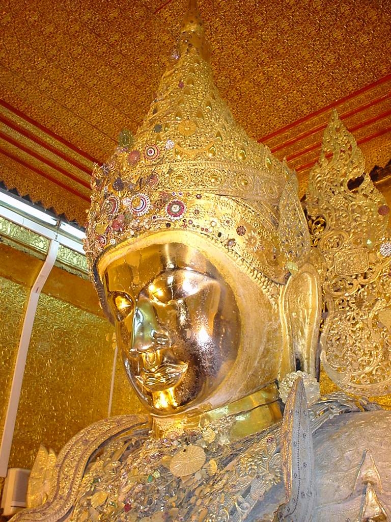 Mahamuni Buddha Maha Myat Muni Paya Dec 2000 02