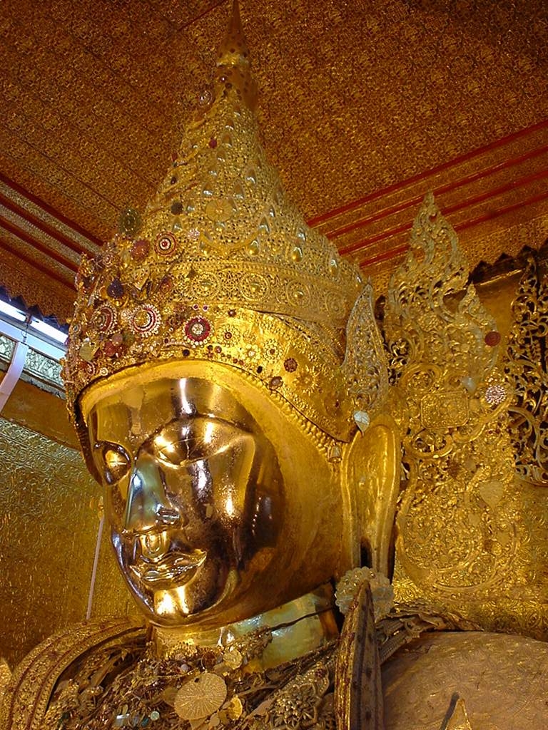 Mahamuni Buddha Maha Myat Muni Paya Dec 2000 04