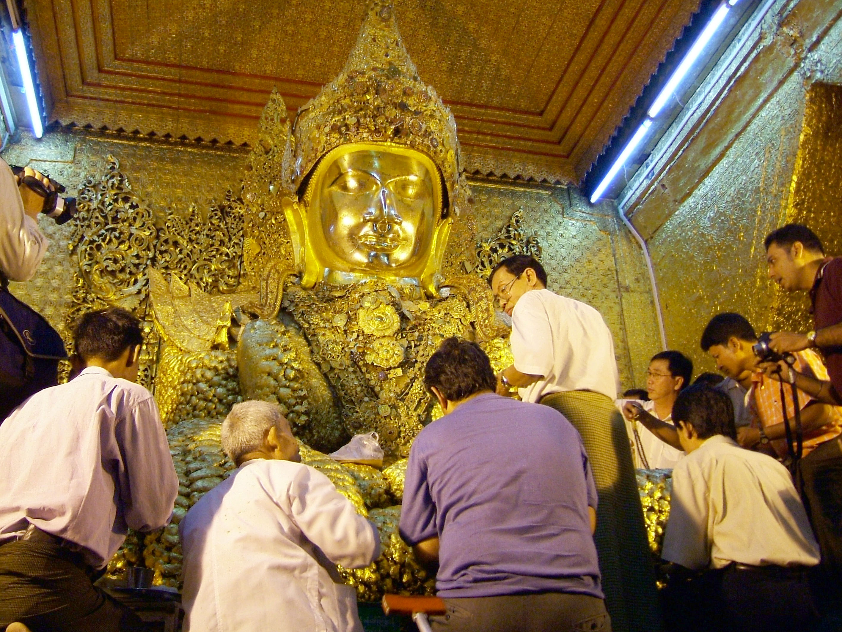 Mahamuni Buddha Maha Myat Muni Paya Nov 2004 01