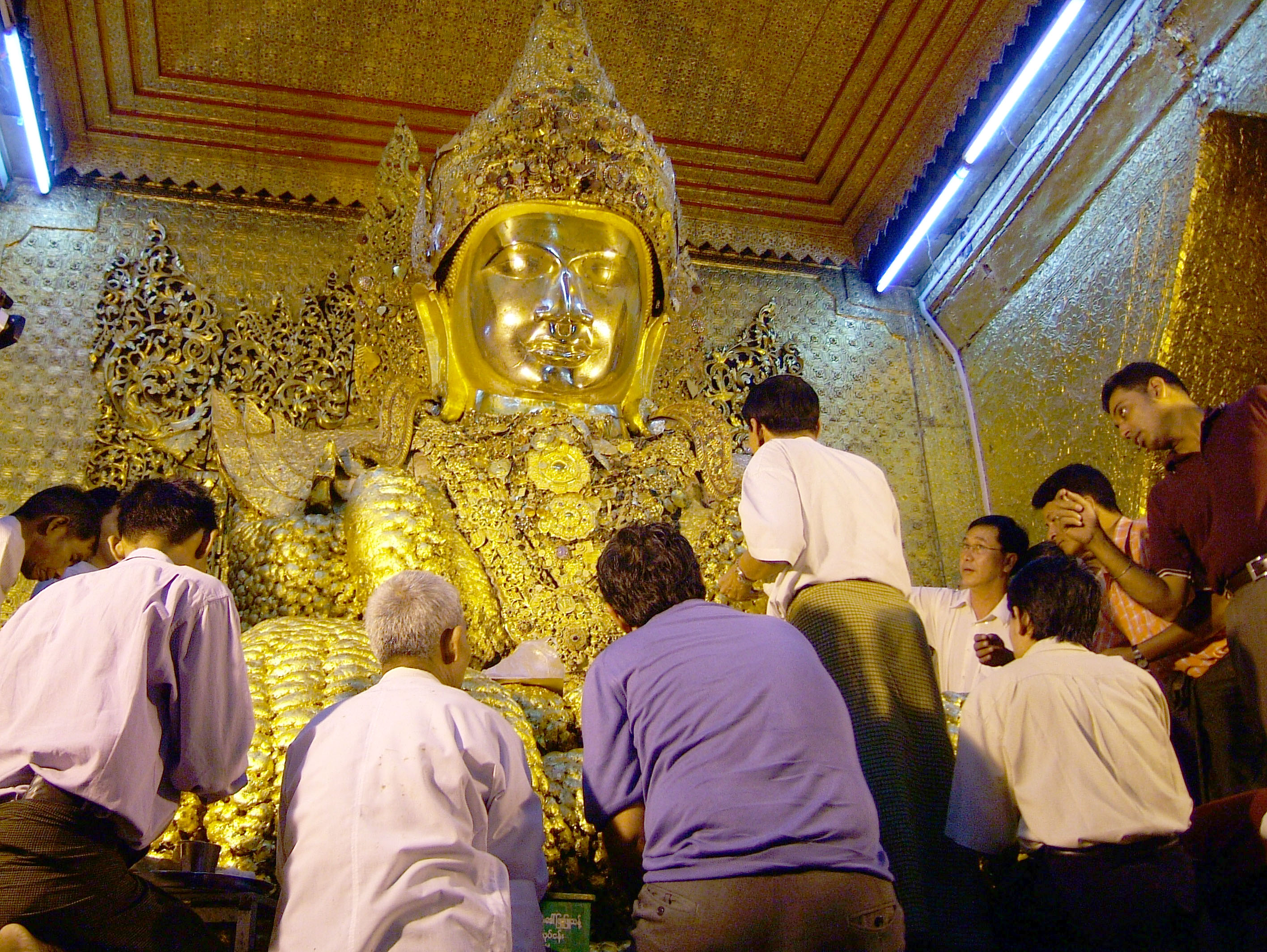 Mahamuni Buddha Maha Myat Muni Paya Nov 2004 02