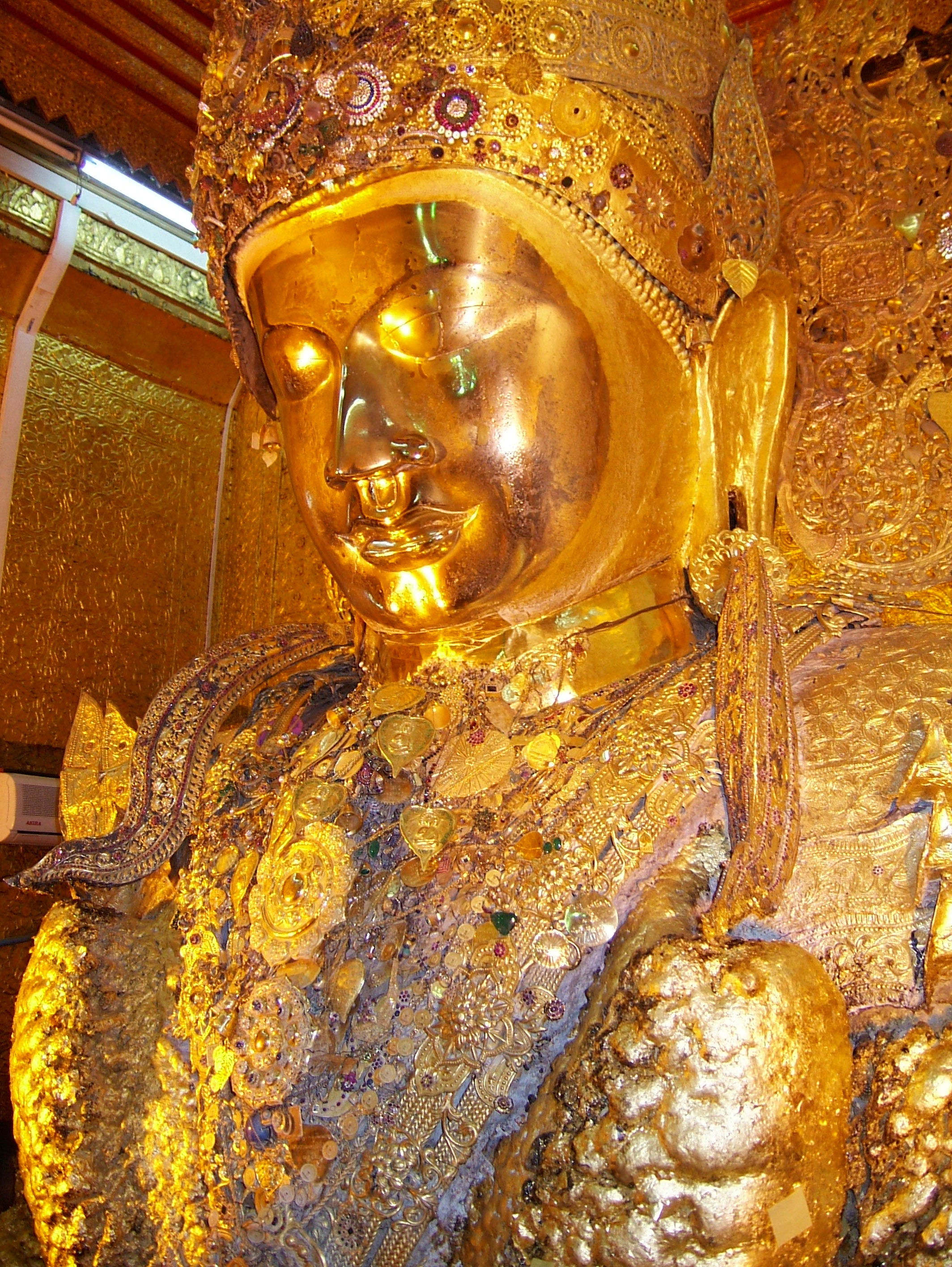 Mahamuni Buddha Maha Myat Muni Paya Nov 2004 06