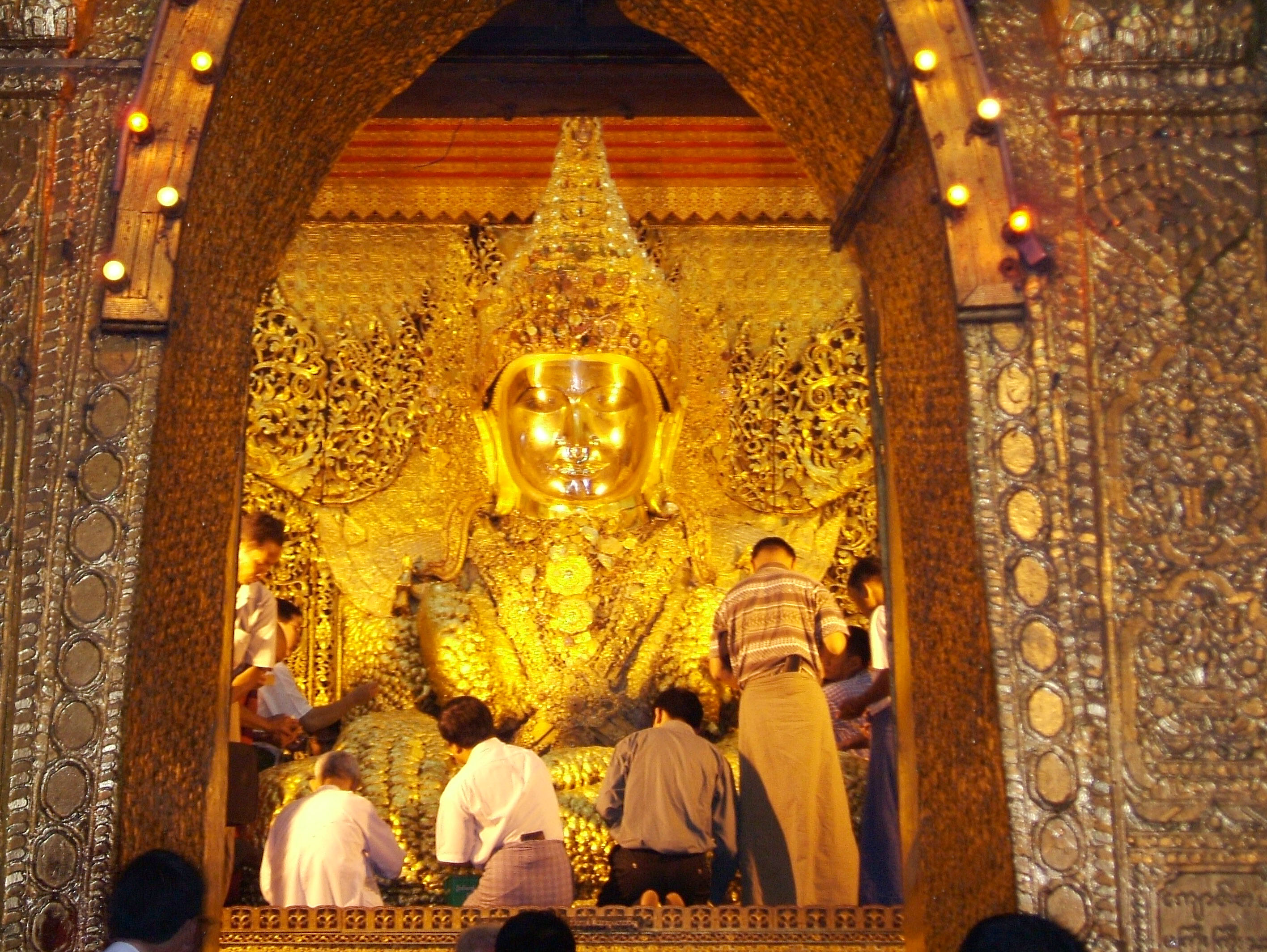 Mahamuni Buddha Maha Myat Muni Paya Nov 2004 11