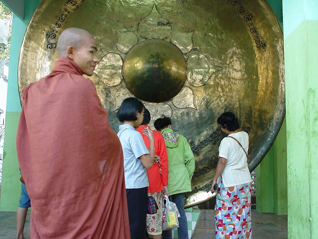 Mandalay Maha Myat Muni pagoda Decor Dec 2000 03