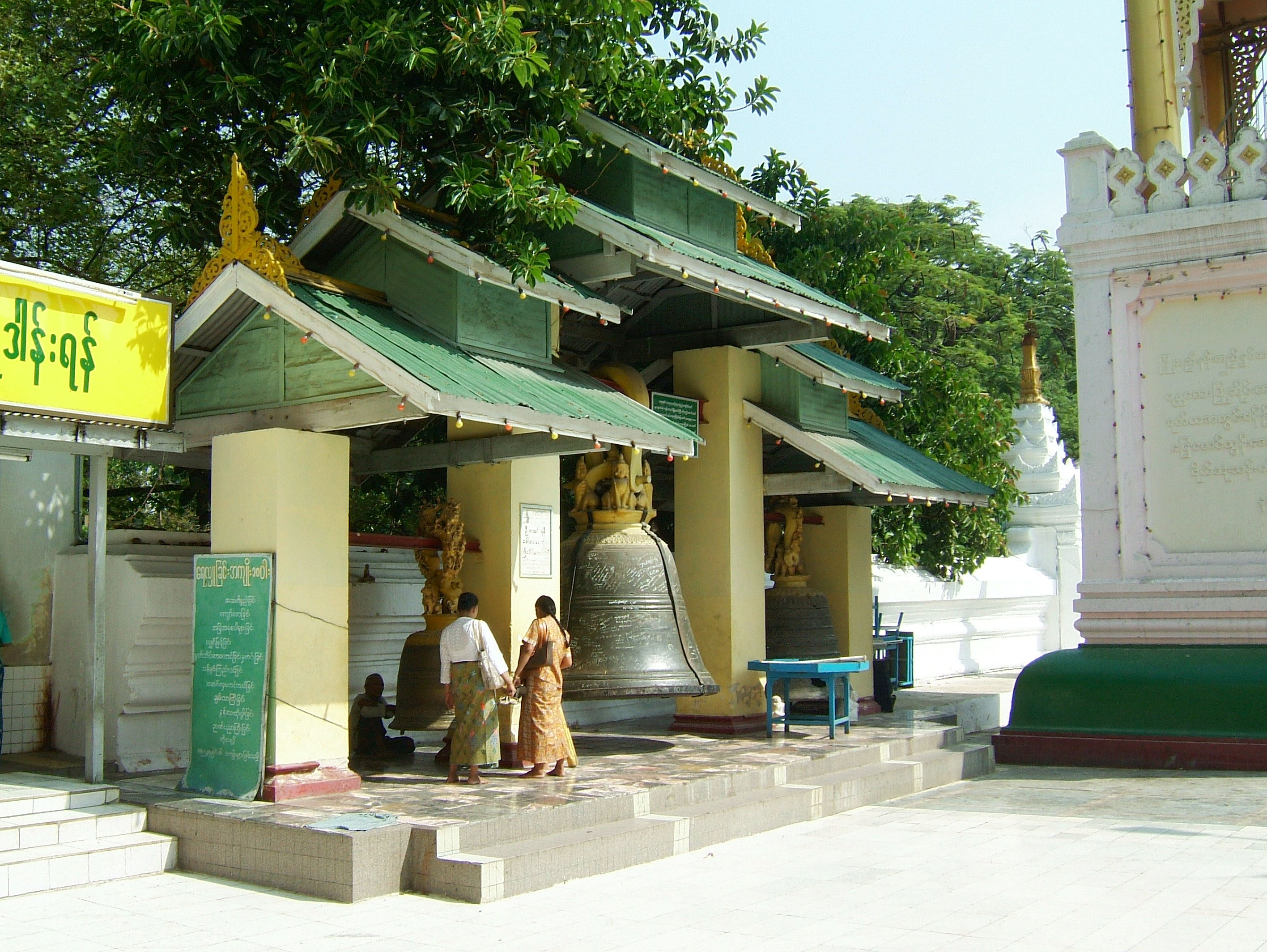 Mandalay Maha Myat Muni pagoda Decor Nov 2004 06
