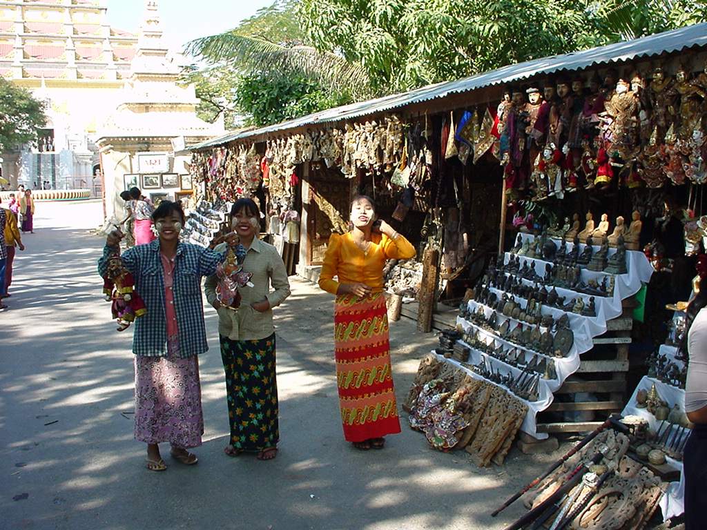 Mandalay Maha Myat Muni pagoda arts and crafts Dec 2000 04