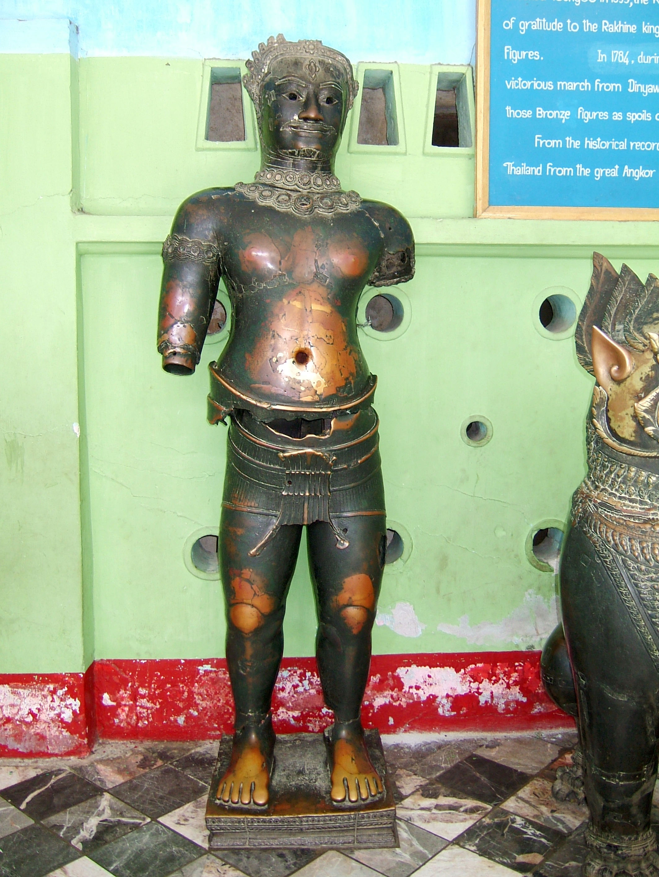 Miraculous healing statues Maha Muni Shrine Nov 2004 01