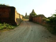 Asisbiz Bagan Payathonzu entrance Nov 2004 01