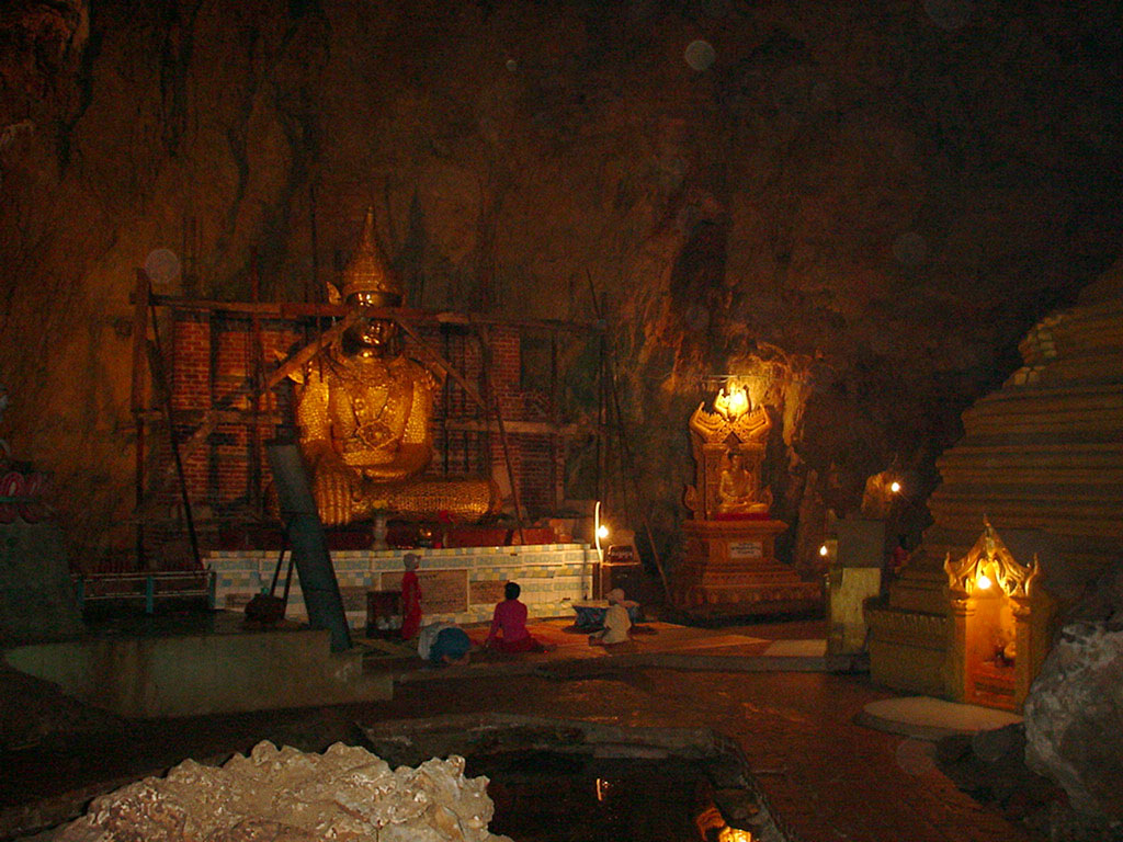 Pyin Oo Lwin Peik Chin Myaung Maha Nandamu Cave Dec 2000 01