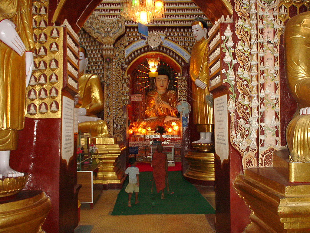Thanboddhay paya main Buddhas Monywa Sagaing Myanmar Dec 2000 04