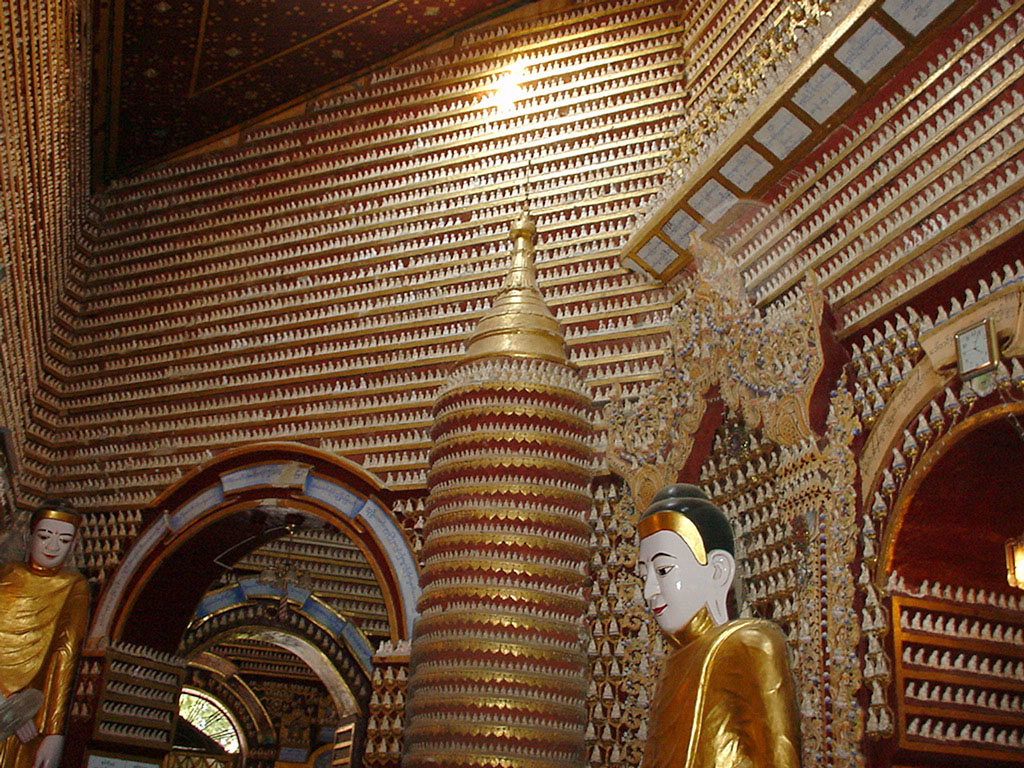 Thanboddhay paya main Buddhas Monywa Sagaing Myanmar Dec 2000 08