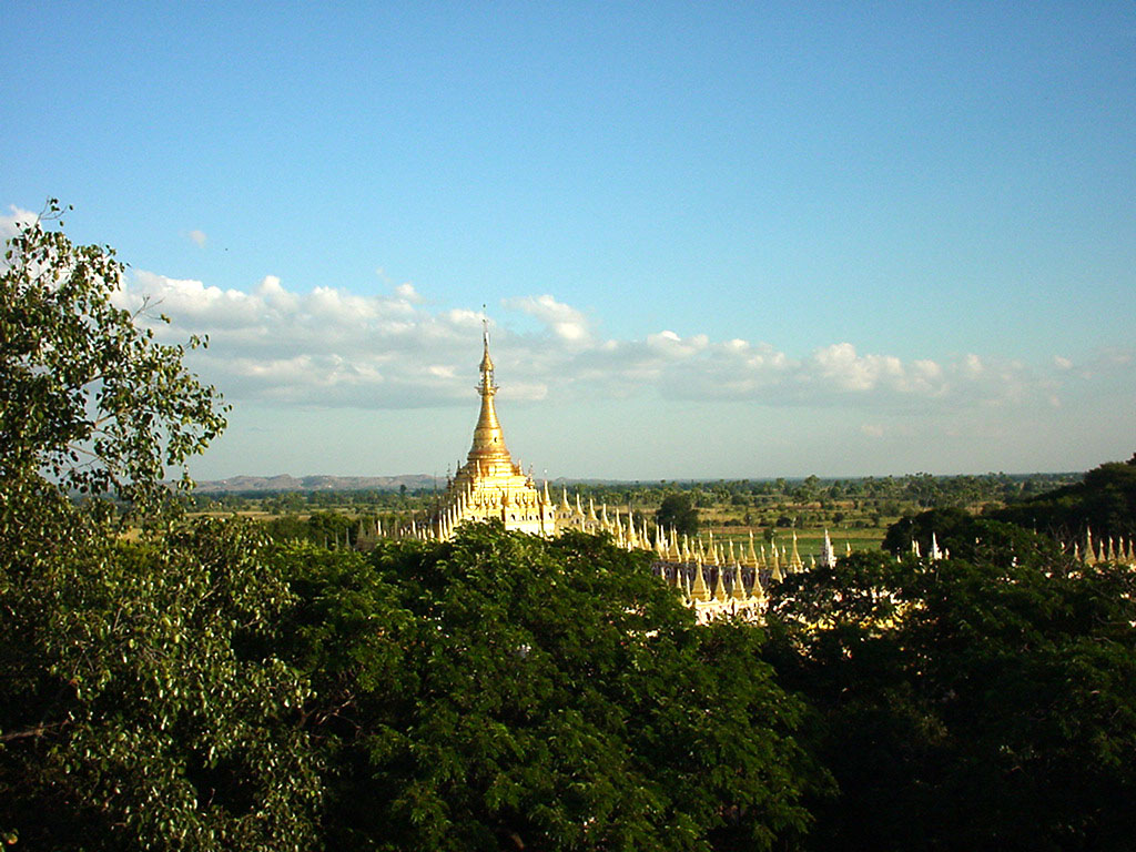Thanboddhay paya seen from the tower Monywa Dec 2000 03