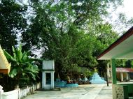 Asisbiz Between Kyauktan and Thilawa Port blue pagoda Oct 2004 14