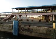 Asisbiz Local car ferry docking at Batangus Pier Batangas Bay Philippines calm day 07