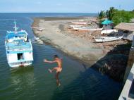 Asisbiz Kids diving of Naujan Estrella bridge Oriental Mindoro Philippines Feb 2006 30