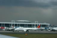 Asisbiz Philippines Ninoy Aquino Airport NAIA Philippine Airlines PAL RP C3228 Feb 2009 01