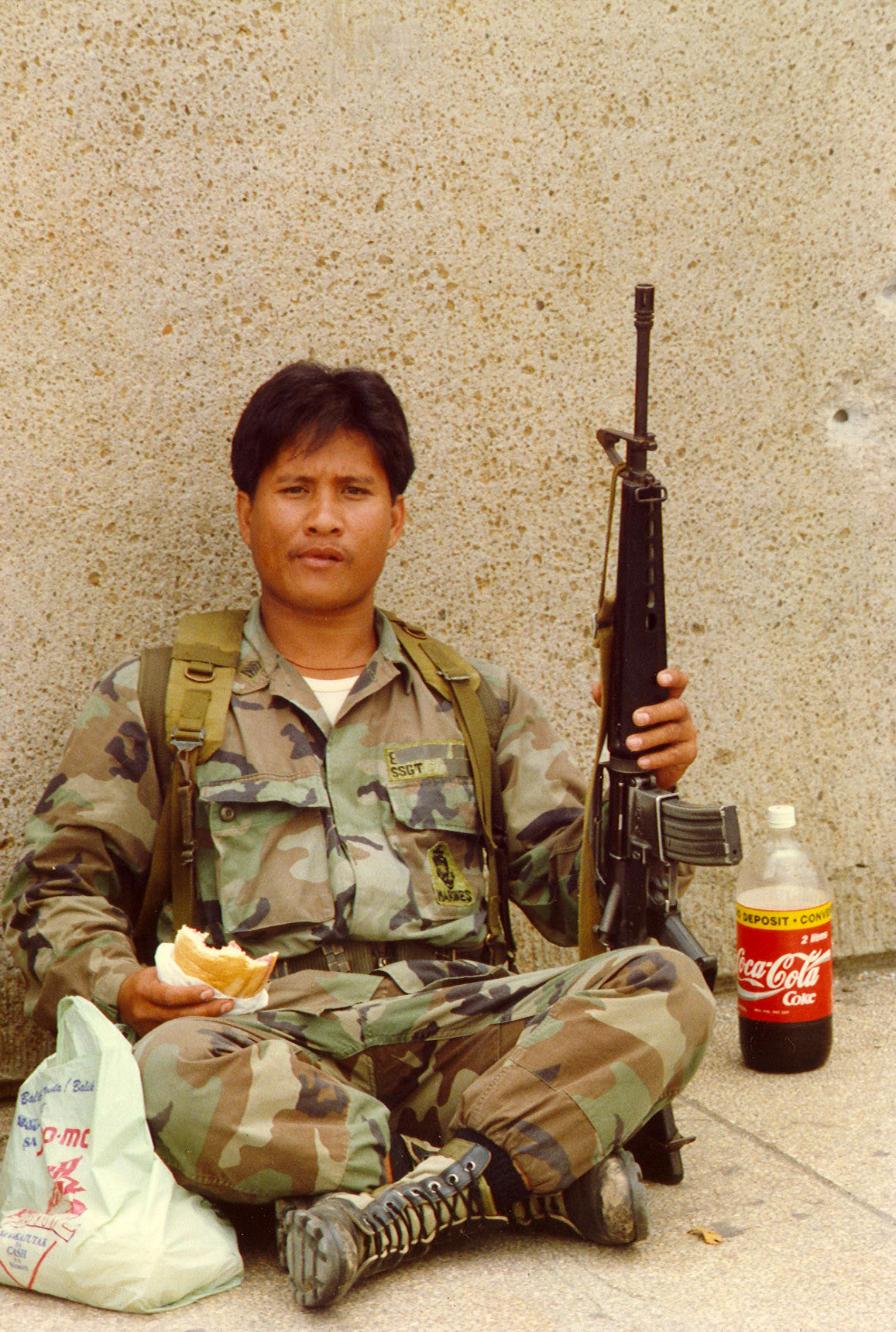 Government-soldier-takes-a-lunch-break-Philippine-coup-December-1989-01.jpg