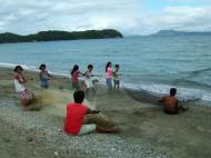 Asisbiz Locals working together to bring in the catch of the day Varadero Bay Tabinay Philippines 01