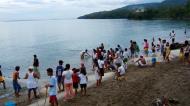 Asisbiz Locals working together to bring in the catch of the day Varadero Bay Tabinay Philippines 10
