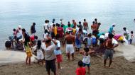 Asisbiz Locals working together to bring in the catch of the day Varadero Bay Tabinay Philippines 12