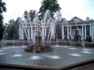 Asisbiz Russia Saint Petersburg Architecture Fountain 2005 01