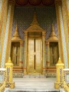 Asisbiz 09 Prasat Phra Dhepbidorn intercrit designed walls and pillars Grand Palace 2010 09